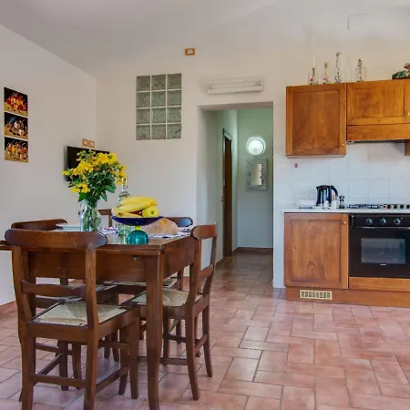 Σπίτι διακοπών Pretty Holiday In With Garden *